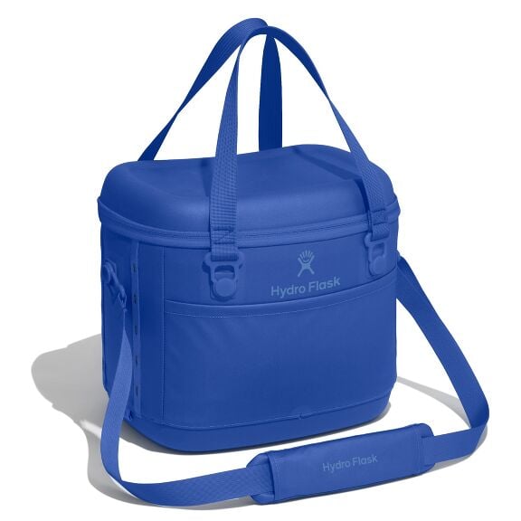 carryouttm-soft-cooler-15-l-k6 12pco382_carryout_cooler_15l_capri_blue_angled_1.jpg