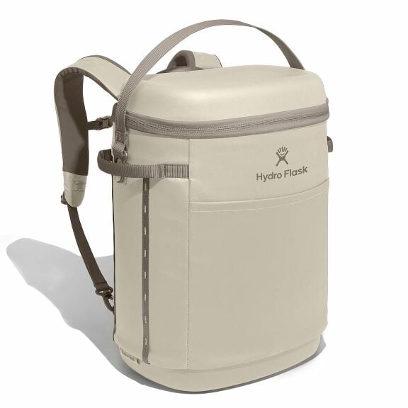 carryouttm-backpack-22-l-x5 18pco114-carryout-backpack-22l-oat-angled_1.jpg