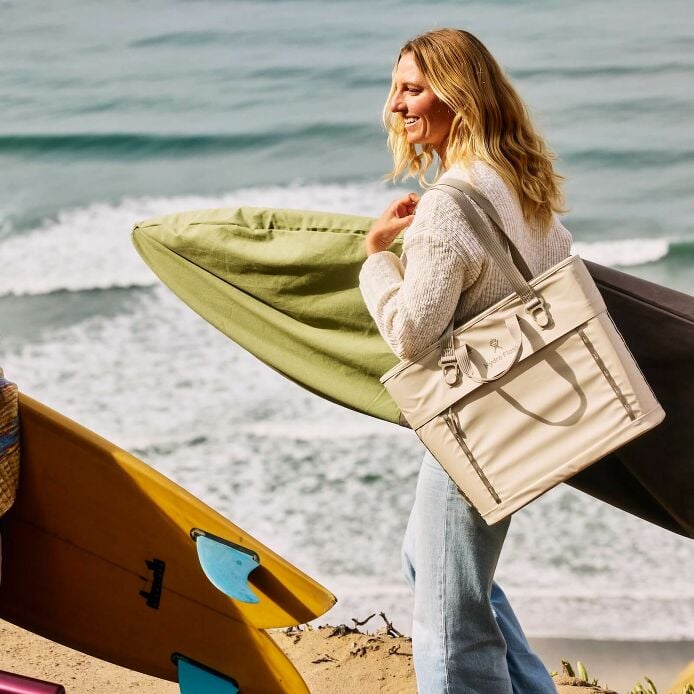 carryouttm-soft-cooler-tote-20-l-h5 hf_carryout_bouwer_d1_l1_torrey_pines_lifestyle_1142_1_1.jpg