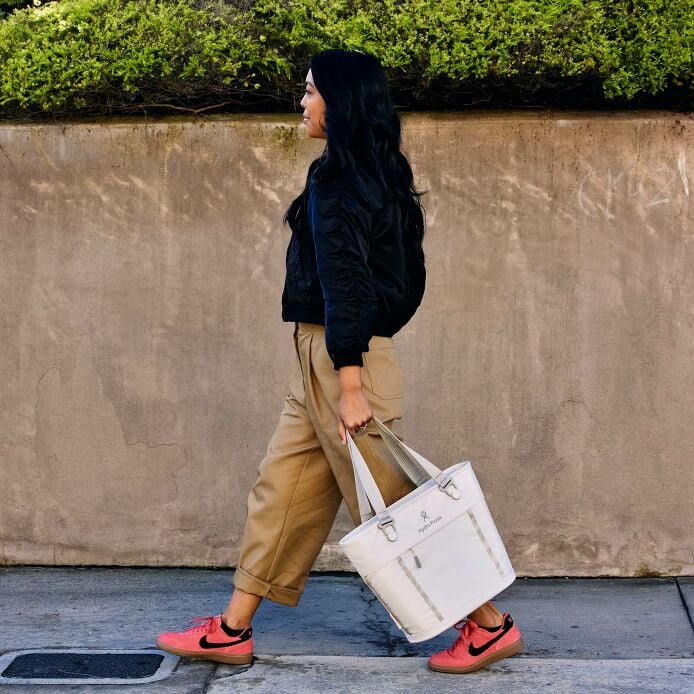 carryouttm-soft-cooler-tote-10-l-k6 hf_carryout_bouwer_d2_l1_stone_steps_0131_3.jpg