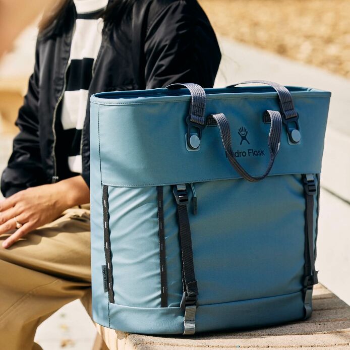 carryouttm-soft-cooler-tote-30-l-w0 hf_carryout_bouwer_d2_l2_parking_soccer_1930_1_1.jpg