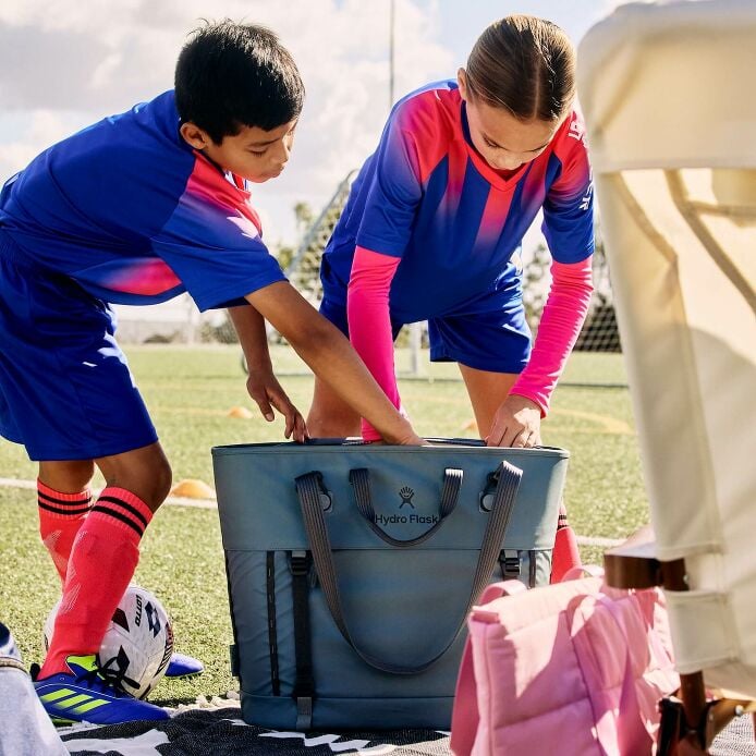 carryouttm-soft-cooler-tote-30-l-w0 hf_carryout_bouwer_d2_l2_parking_soccer_2454_1_1.jpg