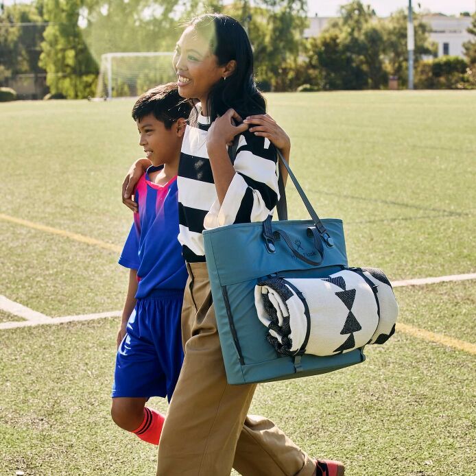 carryouttm-soft-cooler-tote-30-l-w0 hf_carryout_bouwer_d2_l2_parking_soccer_3406_1_1.jpg