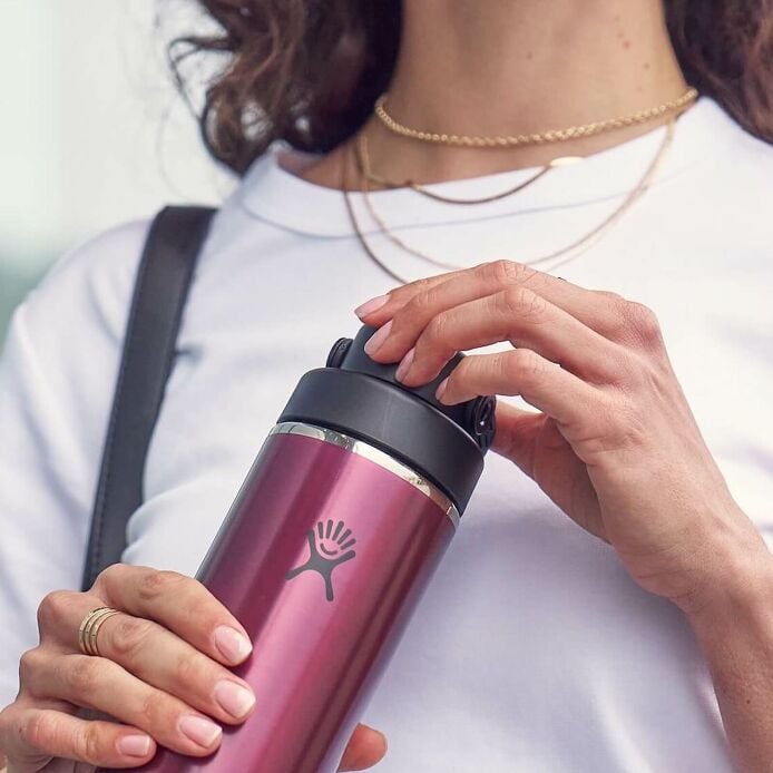32-oz-lightweight-chug-cap-bottle-s7 hf_s26_lightweight_mcinnis_5123_1_8.jpg